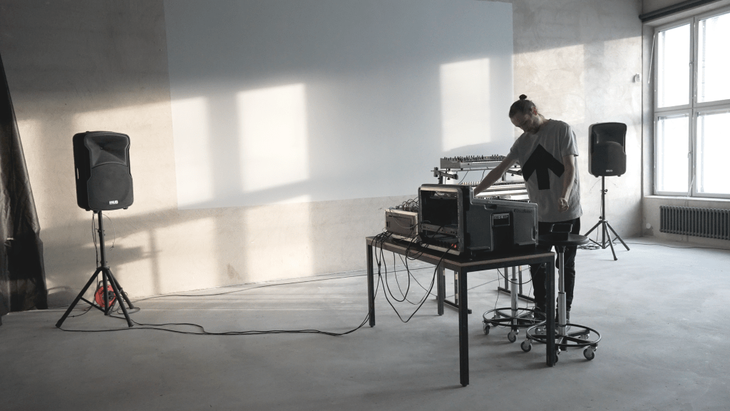 Peas, contact microphone, synths and&nbsp;effects